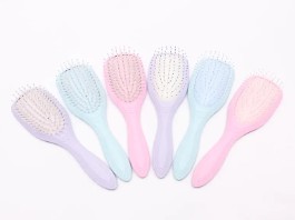 Hur många penseldrag kräver Detangling Hair Brush för att lösa envisa knutar jämfört med en vanlig plastkam?